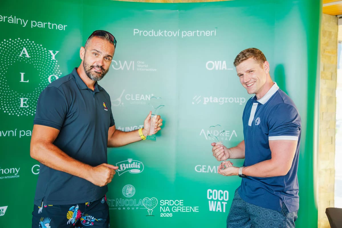 Partneri s trofejami pri stene partnerov